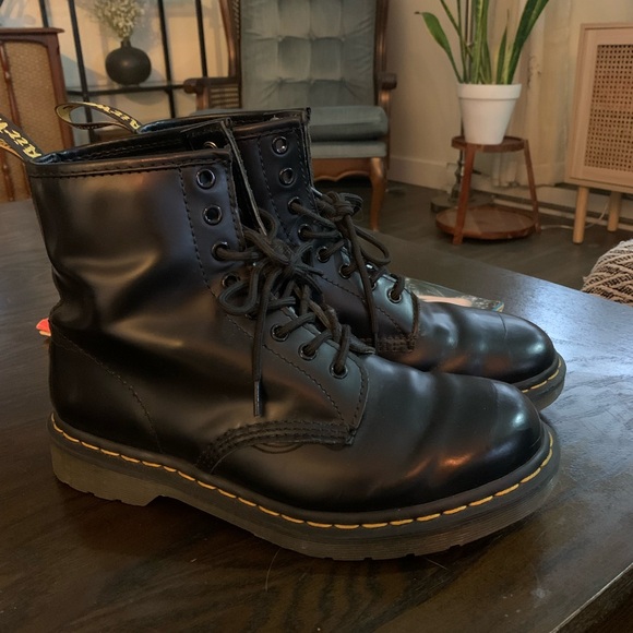 Dr. I Martens 1460 Women’s Smooth Leather Lace Up Boots - Picture 2 of 6